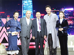 新望董事長(zhǎng)羅永輝與著名歌星劉尊老師、汪正正老師、郭津彤老師、主持人雅琪在北京電視臺(tái)錄制節(jié)目現(xiàn)場(chǎng)親切合影